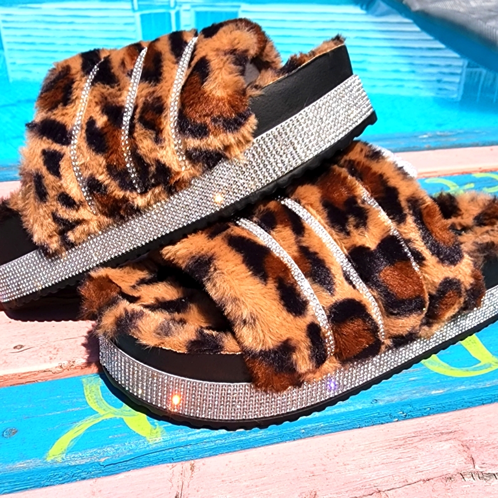 SEND OFFERS 🙏🏼 Furry Embellished Slides Leopard Print NIB sz 7